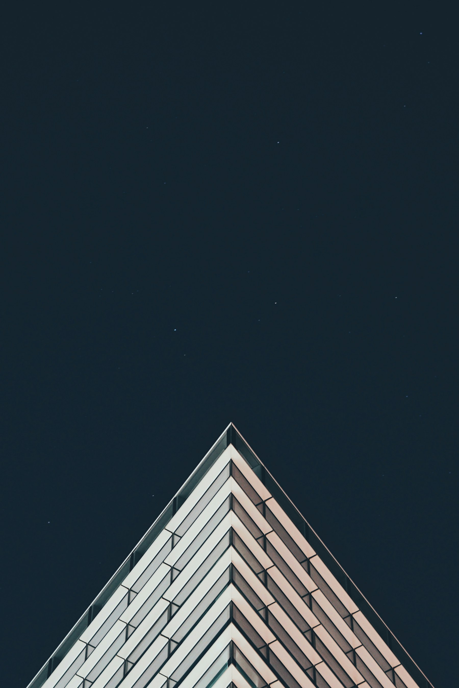 Torre icônica recortada contra o céu ao entardecer